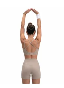 Vista posteriore di un reggiseno sportivo color nudo con spalline sottili e pantaloncini.