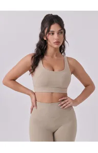 Set reggiseno sportivo e leggings a costine kaki con spalline sottili per yoga e allenamento fitness.