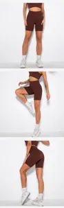 Detailansicht nahtloser Ripp-Fitnessshorts in Dunkelbraun, hoher Bund für Sport und Yoga.