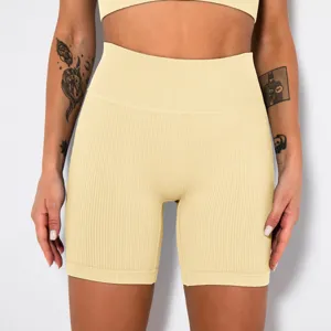 Nahtlose gerippte Fitnessshorts für Damen, High Waist Yoga Sportbekleidung in Hellgelb.
