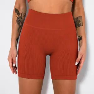Detailansicht gerippter High-Waist Fitness-Shorts, nahtlose elastische Sport-Radlerhose.