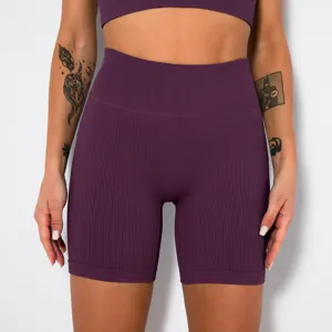 Detailansicht von lila gerippten, taillenhohen, nahtlosen Fitness-Yoga-Shorts für Damen.