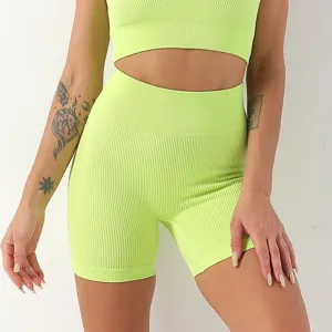 Neon gruenes geripptes Crop Top und High Waist Fitness Shorts Set fuer Damen Sport.