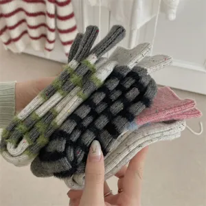 Comodi calzini in maglia spessa misto lana con dettagli a quadri e strisce colorate.