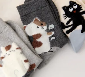 Calzini medi da donna con simpatico gatto peloso, calze casual in morbido cotone.