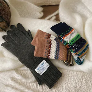 Set van vintage Fair Isle gebreide sokken en comfortabele handschoenen voor de winter.