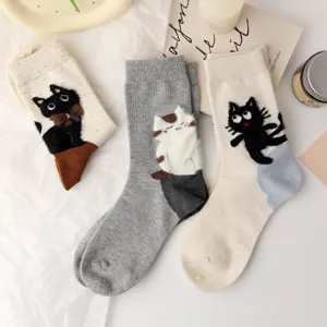 Calzini medi in cotone da donna con gatto di peluche 3D, morbidi e comodi per uso quotidiano.