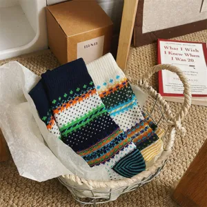 Gedetailleerde close-up van retro Fair Isle gebreide sokken, dikke etnische patronen.