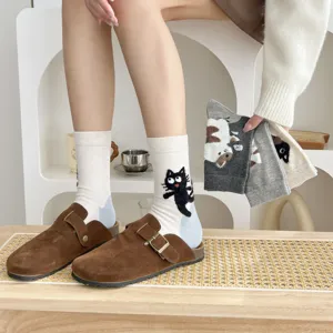 Calzini in cotone con dettaglio gatto peluche, morbidi e comodi per lo stile quotidiano.