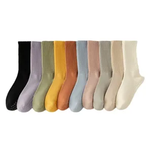 Chaussettes de Yoga et Pilates Anti-Dérapantes pour Femmes en Coton Respirant Chaussettes de Sport Fitness Mi-Hautes