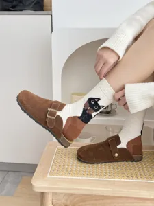 Comodi calzini da donna in cotone con motivo di gatto abbinati a pratiche scarpe casual.