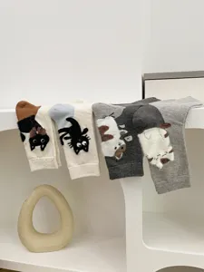 Dettaglio calzini gatto peluche carini, morbido design cartone animato, comodi per uso.
