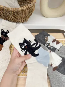 Calzini di mezza altezza in cotone con gatto di peluche e design di animali morbidi.