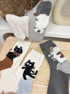 Dettaglio ravvicinato di calzini morbidi con gatto di peluche cotone comodo da indossare.