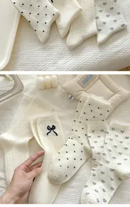 Nahaufnahme Textur japanische weiße Spitzen Schleife Punkte Baumwollsocken Detailansicht.