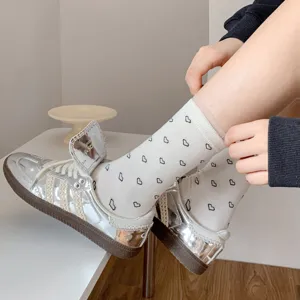 Damen süße Herz Druck Baumwollsocken kombiniert mit silbernen Sneakers, modisch lässiger Alltagsstil