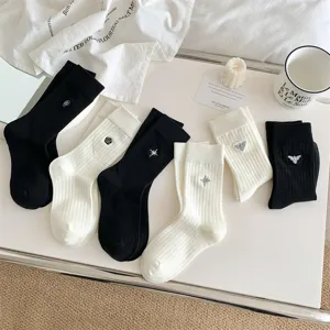 Vista dettagliata di calzini medi da donna alla moda con delicate decorazioni ricamate.