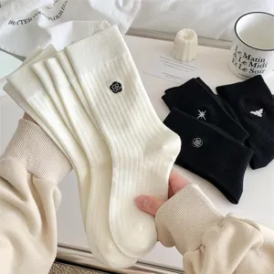 Calzini medi ricamati da donna alla moda cotone carino fiore nero bianco calzini casual