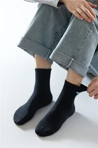 Calze sportive da uomo nere in cotone con ricamo sottile, comode e versatili per ogni giorno.