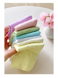 Nahaufnahme von bunten Samtkniestrümpfen im Pastell-Stil, weich und zart im Detail.