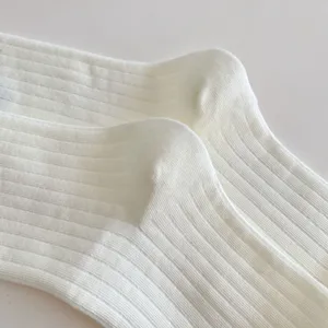Calzini a coste tinta unita da donna in dettaglio, cotone morbido per uso quotidiano.