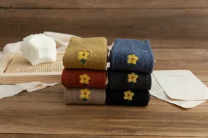 Vue détaillée de chaussettes en laine épaisses et chaudes pour femmes avec broderie florale.