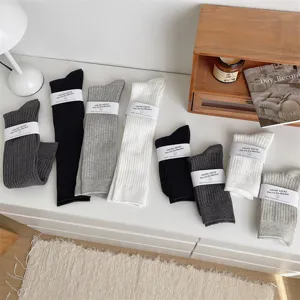 Chaussettes hautes côtelées décontractées pour femmes, bas tricotés noirs, blancs et gris.