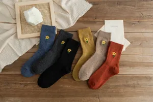 Chaussettes d'hiver epaisses en laine pour femme jolies broderies de fleurs 3D couleur unie