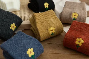 Chaussettes epaisses en laine pour femmes avec broderie florale mignonne pour un hiver doujeux.