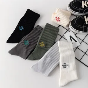 Herren Gekämmte Baumwolle Rippenstrick Wadenlang Socken Buchstabenstickerei Streetwear Cargo Stil Anti-Reibung Sport Casual Socken Für Skateboarding Basketball Crew Socken