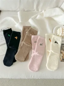 Calcetines de media caña forrados y abrigados para mujer con bordado de animales tiernos.