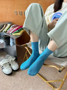 Dopamin helle Farbe Damen Rippen Mittelsocken, einfarbige koreanische weiche Baumwollsocken.