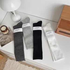 Chaussettes de mollet unies grises, noires et blanches style français, bas longs.