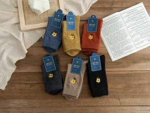 Vue détaillée des chaussettes mi-mollet en laine brodées de fleurs mignonnes.