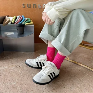Modische hellrosa Damen-Mittelsocken, gerippte Baumwollsocken im koreanischen Stil.