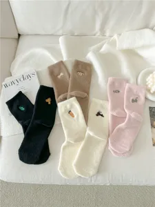 Calcetines de tubo medio de felpa cálidos y gruesos para mujer con lindo bordado de animales.
