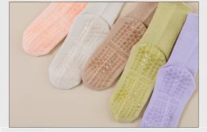 Calzini da yoga antiscivolo da donna con punti in silicone, calze sportive in cotone.