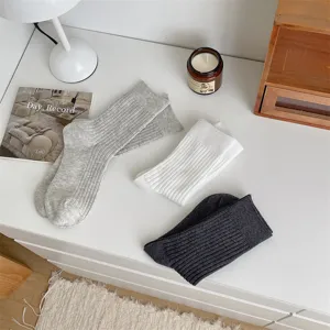 Chaussettes longues côtelées classiques en gris, blanc et gris foncé, coton confortable.