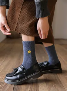 Chaussettes mi-mollet en laine pour femmes avec broderie florale jaune 3d mignonne.