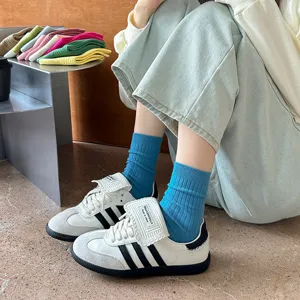 Hellblaue gerippte Socken im Detail, weiche Baumwollmischung für stylische Damen-Outfits im Alltag.
