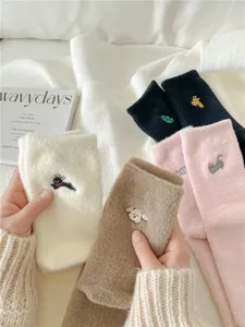 Calcetines de tubo medio de felpa acogedores para mujer cálidos de invierno bordado de animales