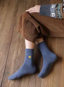 Chaussettes en laine chaudes pour femmes, broderie florale mignonne, design mi-mollet, doux et cozy.