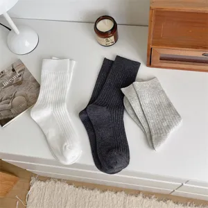 Chaussettes longues côtelées pour femmes, bas unicolores décontractés en coton détail.