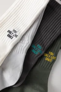 Detailansicht von gerippten Baumwollsocken mit trendiger Bestickung für den Alltag.