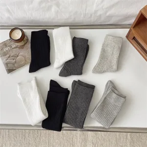 Vue détaillée de chaussettes côtelées en noir, blanc et gris classiques pour le style quotidien.