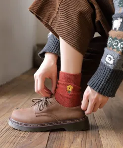 Gros plan de chaussettes mi-hautes en laine pour femmes avec un joli design de broderie.