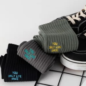 Stylische Rippstrick-Crew-Socken mit Stickerei, bequeme High-Street-Skatesocken für Herren.