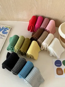 Detailaufnahme bunter gerippter Baumwollsocken in sanften Farben ordentlich arrangiert.