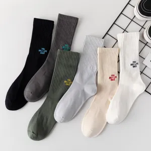 Detailansicht von Herren Streetwear Rippstrick Socken mit stilvoller englischer Stickerei.