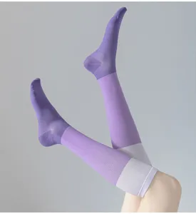 Chaussettes de compression longues violettes et blanches, tissu respirant sport fitness.